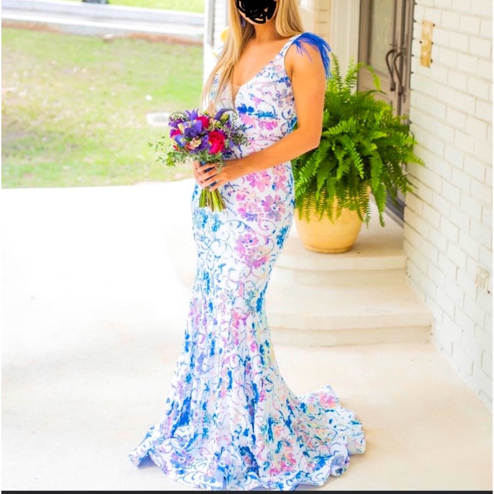 Fully sequined! No alterations!  Added feathers but can easily be removed!